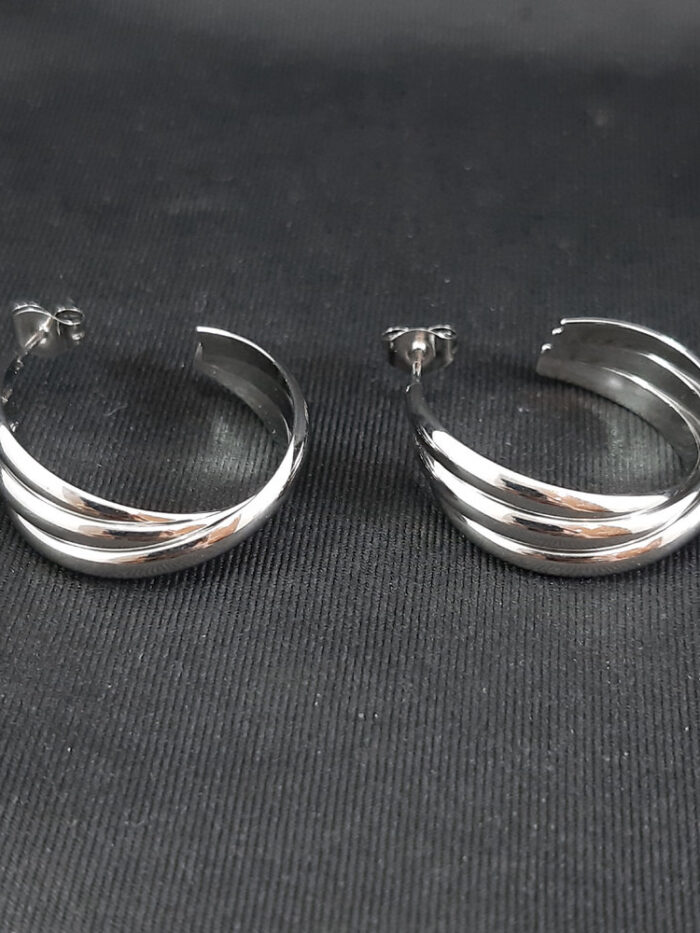 Brinco argola aberta três fios cruzados