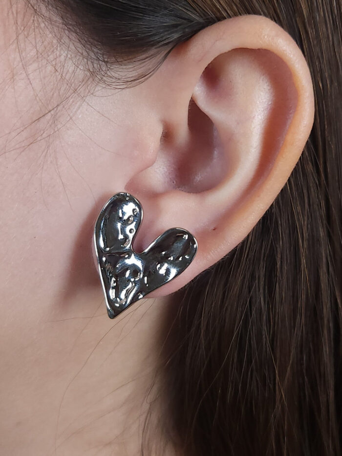 Brinco coração martelado detalhado