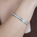 Bracelete com pequenos cristais fixos