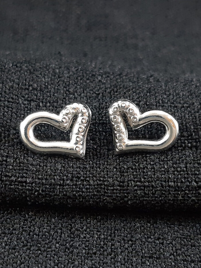 Brinco coração vazado detalhado
