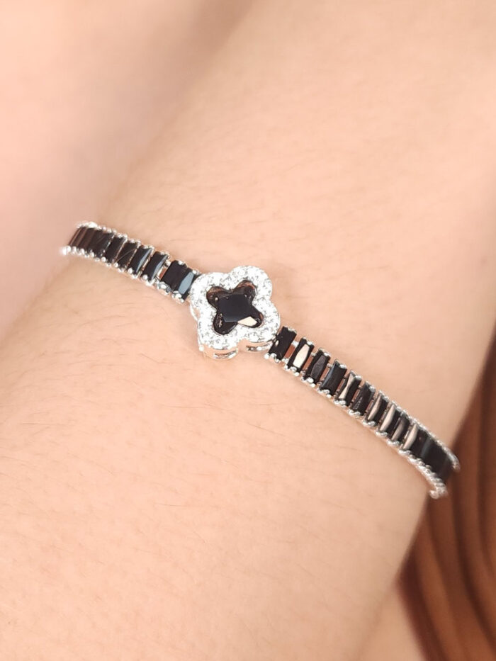 Pulseira trevo preto com borda cravejada