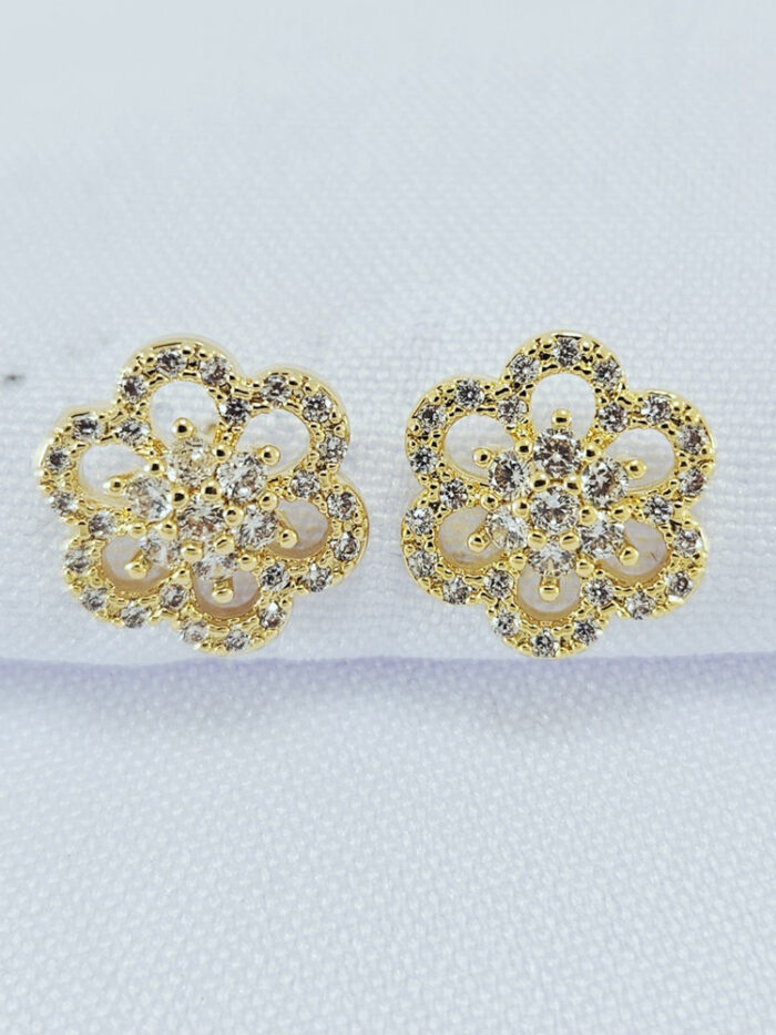 Brinco flor vazada fio cravejado