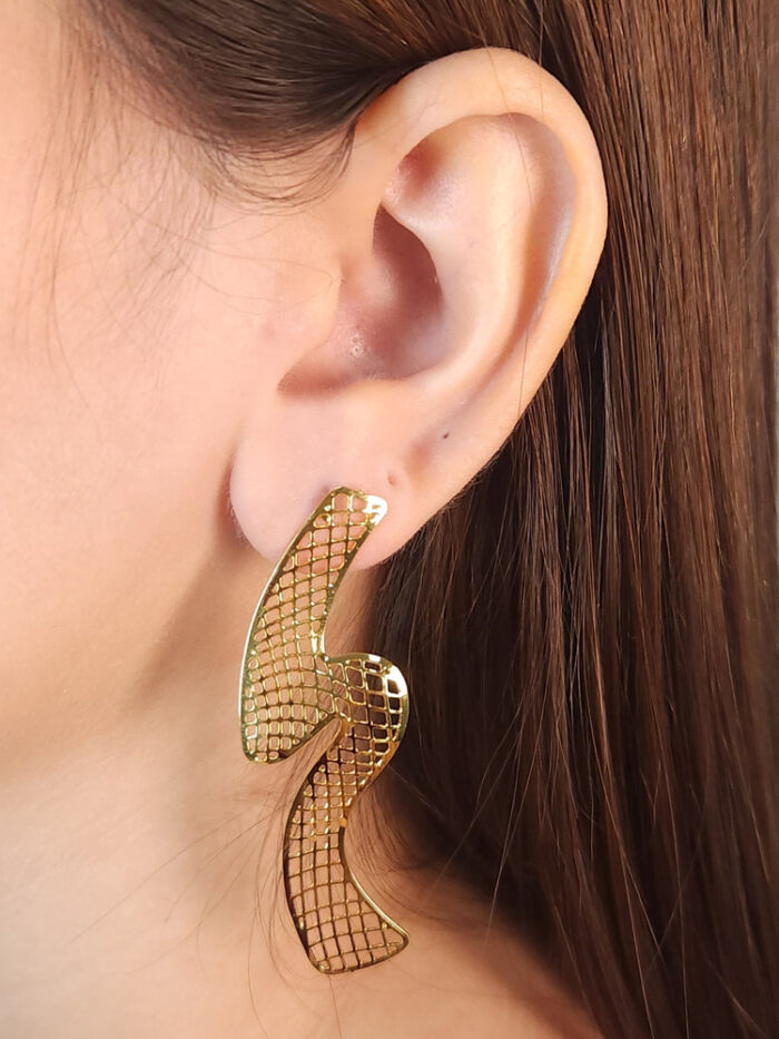 Brinco estilo raio vazado dourado