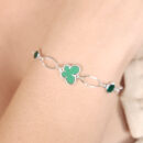 Pulseira borboleta com pontos de luz  e elos detalhados