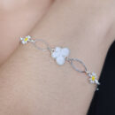 Pulseira oval com flor margarida detalhe borboleta