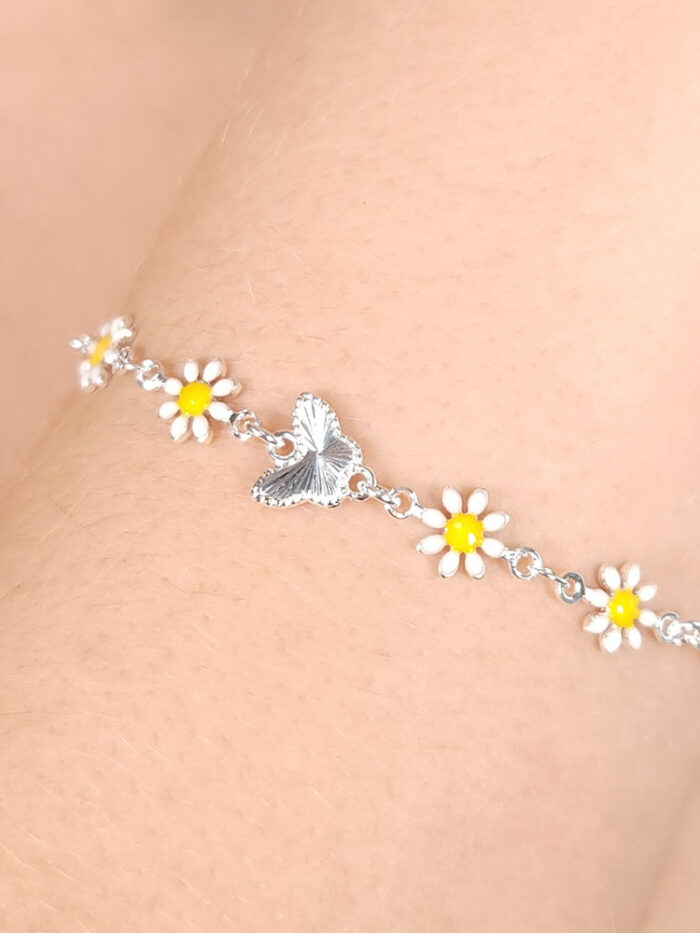 Pulseira elos cartier com margaridas e borboleta detalhado