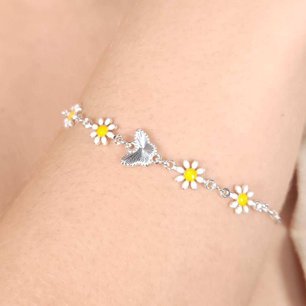 Pulseira elos cartier com margaridas e borboleta detalhado