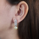 Brinco modelo cristal baguete com pérola