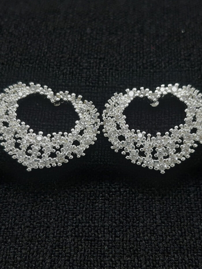 Brinco coração vazado com pedras cristais