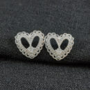 Brinco formato coração detalhe vazado com pedras