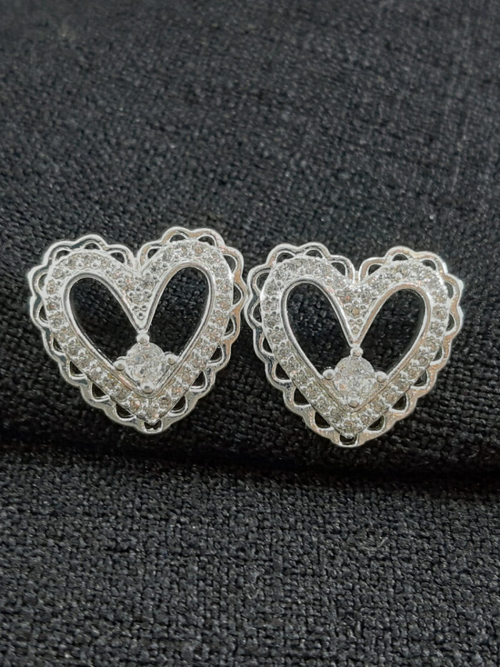 Brinco formato coração detalhe vazado com pedras