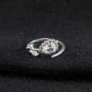 Anel flor com pedra cristal