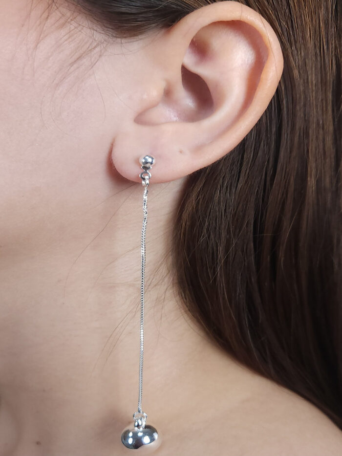 Brinco fio longo bola