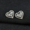 Brinco coração fio cravejado com pedra cristal quadrada