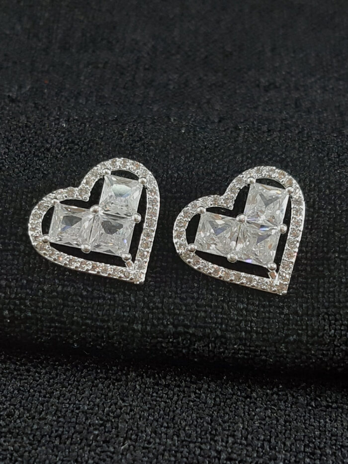 Brinco coração fio cravejado com pedra cristal quadrada