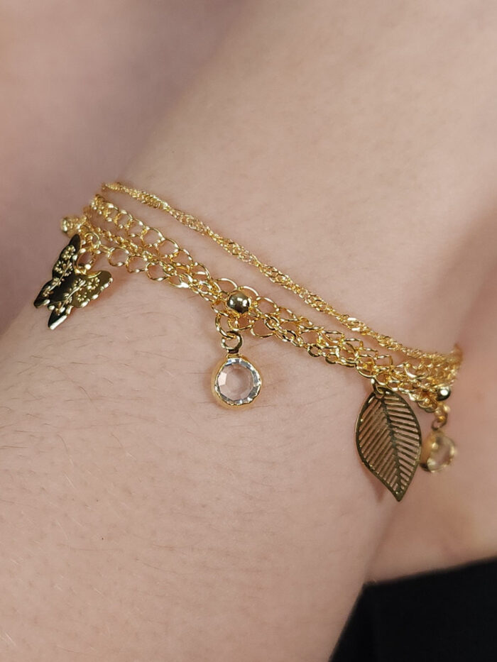 Pulseira tripla com pingentes variados