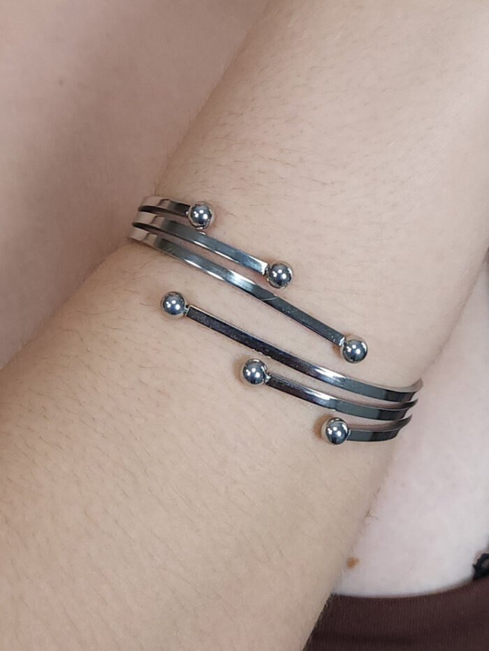 Bracelete com seis fios detalhe em bolinhas