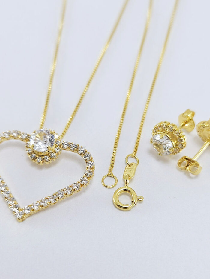 Conjunto pingente coração vazado com pedra central cristal