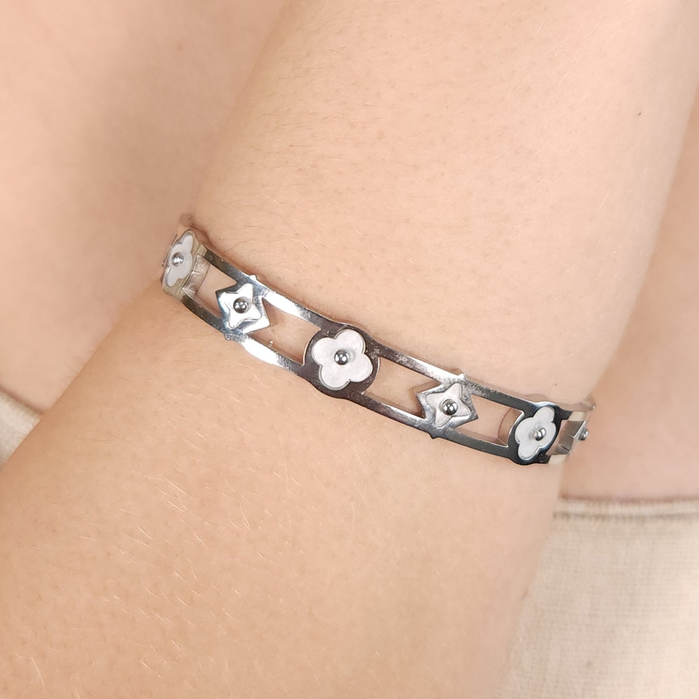 Bracelete detalhe trevo com estrela vazado - Imagem 2