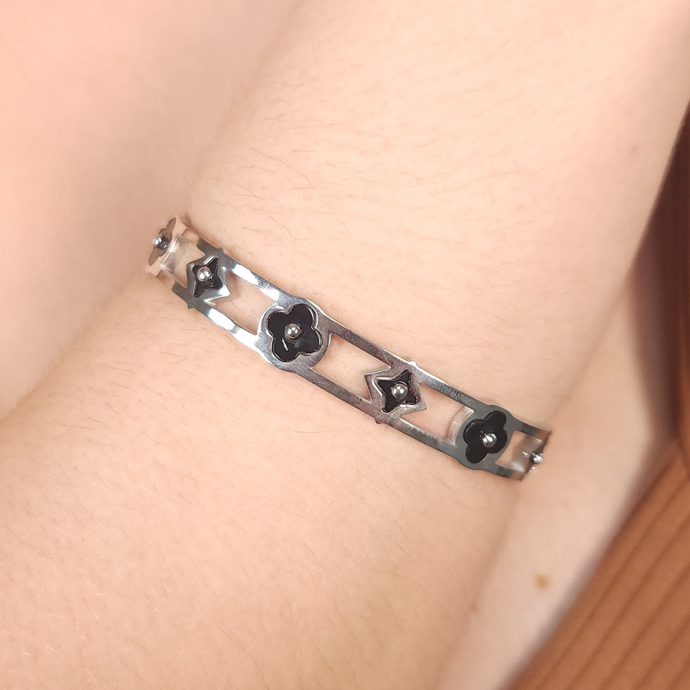 Bracelete detalhe trevo com estrela vazado