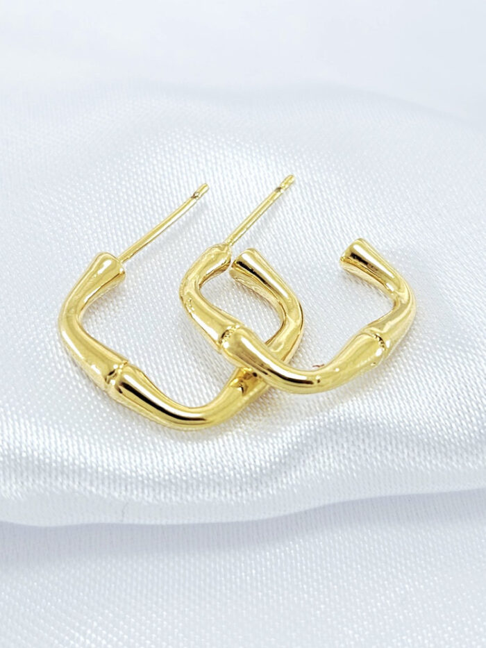 Brinco argola quadrado dourado detalhado