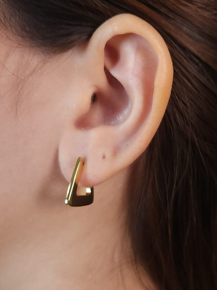 Brinco triângulo fio liso aberto