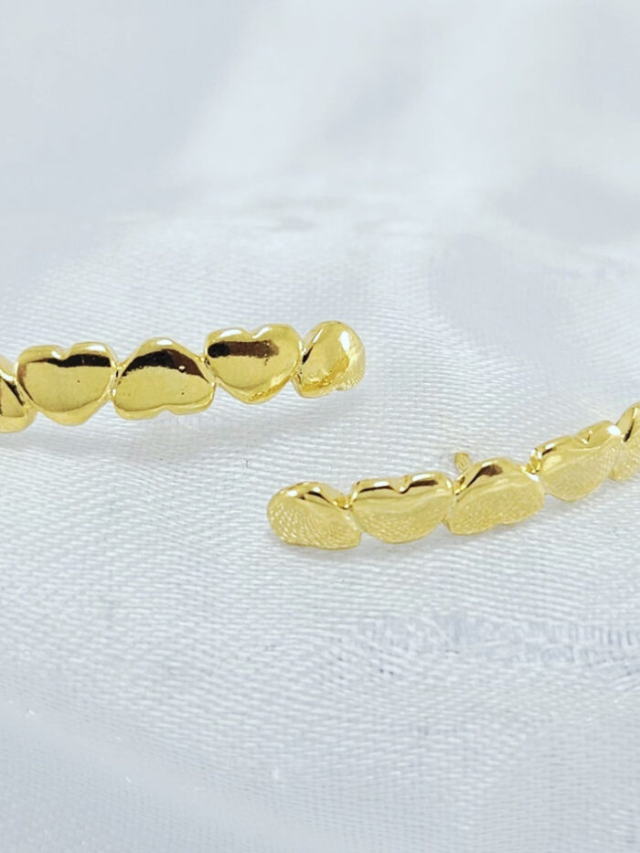 Brinco fio corações dourado