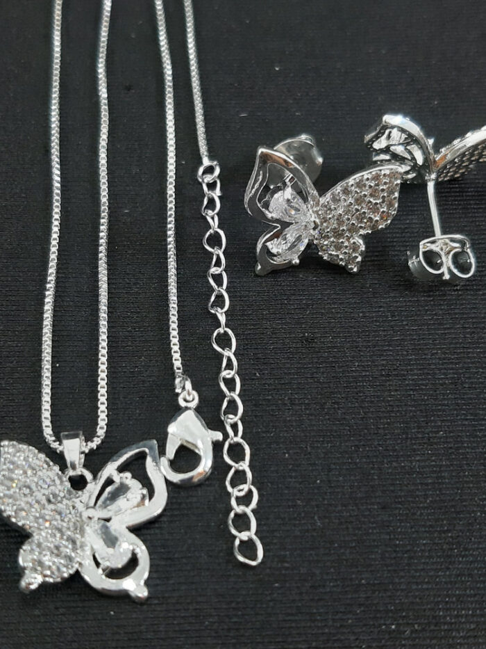 Conjunto borboleta cravejada detalhe pedra cristal