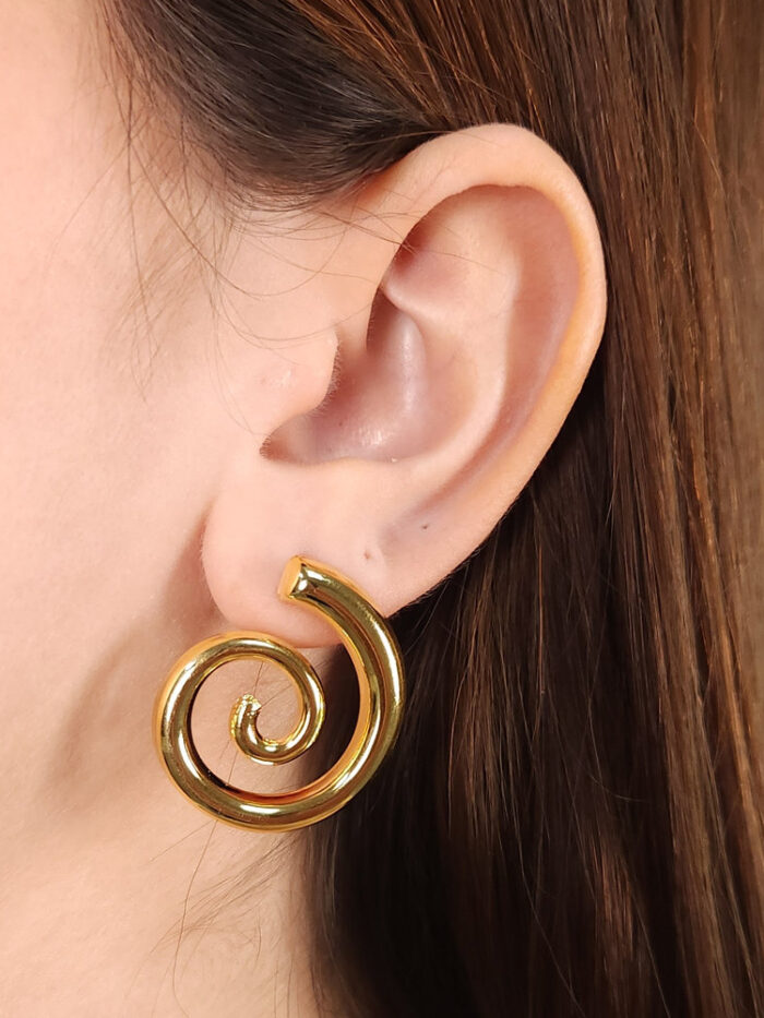 Brinco espiral dourado boleado