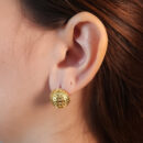 Brinco esfera detalhe quadriculada