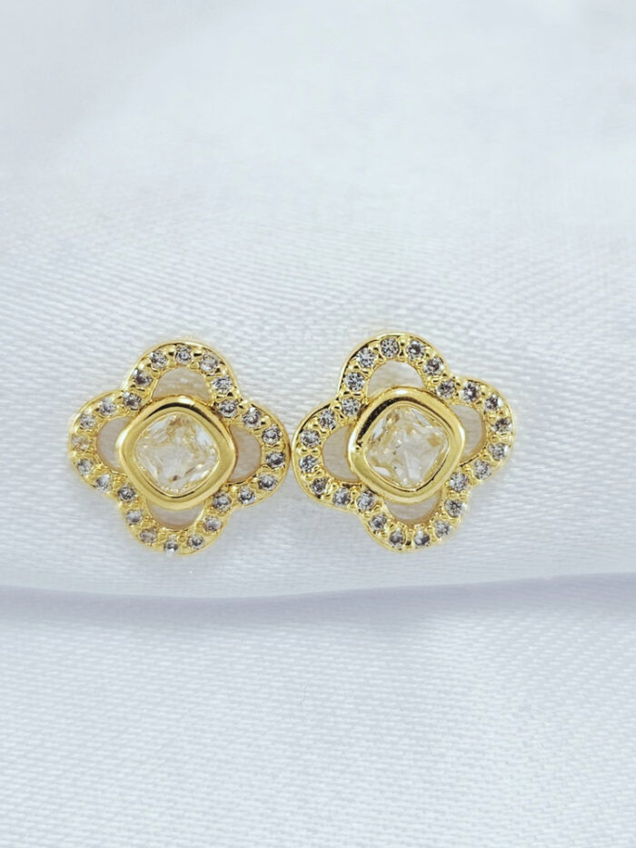 Brinco fio cravejado formato trevo