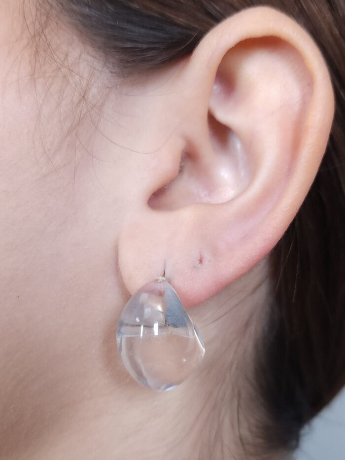 Brinco curvado detalhe transparente