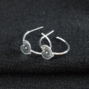 Brinco argola aberta detalhe coração chapeado