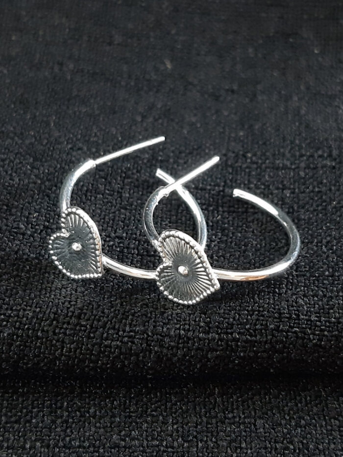 Brinco argola aberta detalhe coração chapeado