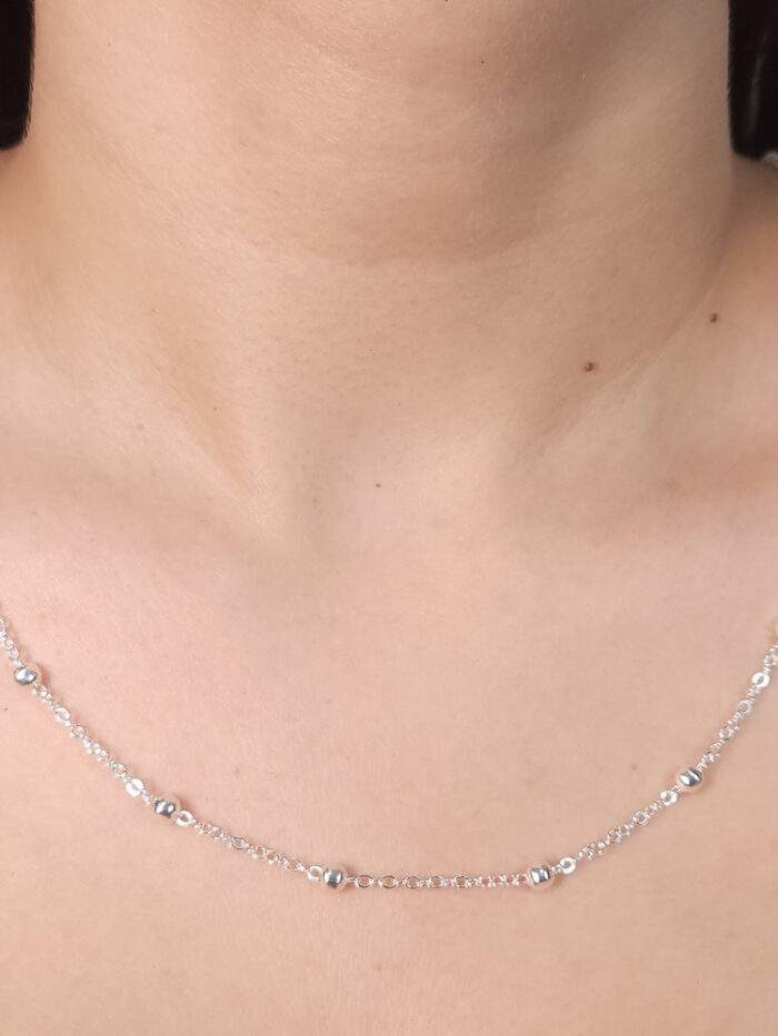 Gargantilha longuinha com bola prateada