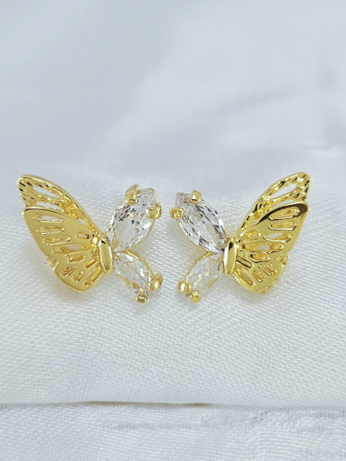 Brinco borboleta vazada com pedra cristal