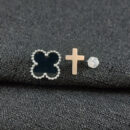 Brinco trio formato trevo e cruz com ponto de luz