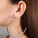 Argola aberta detalhe chapeado prateado