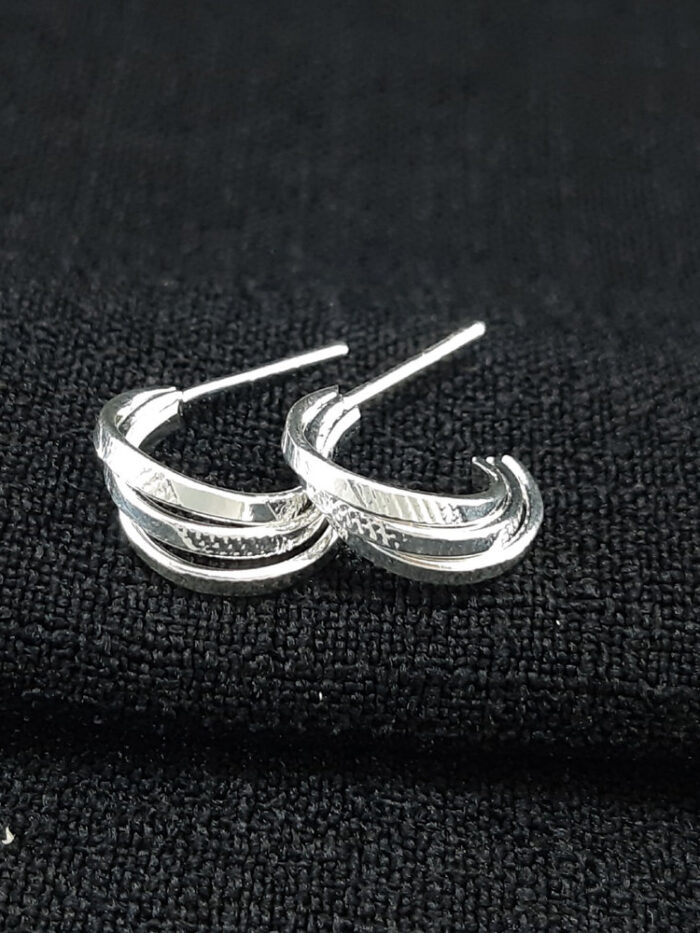 Brinco fios triplo detalhe fosco