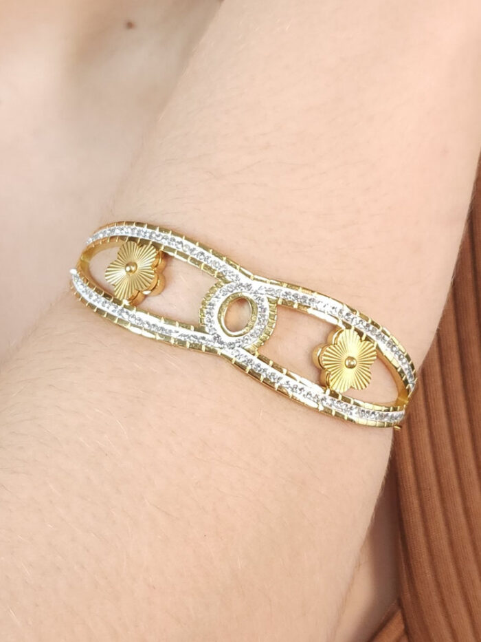 Bracelete fios duplo com trevo dourado fosco