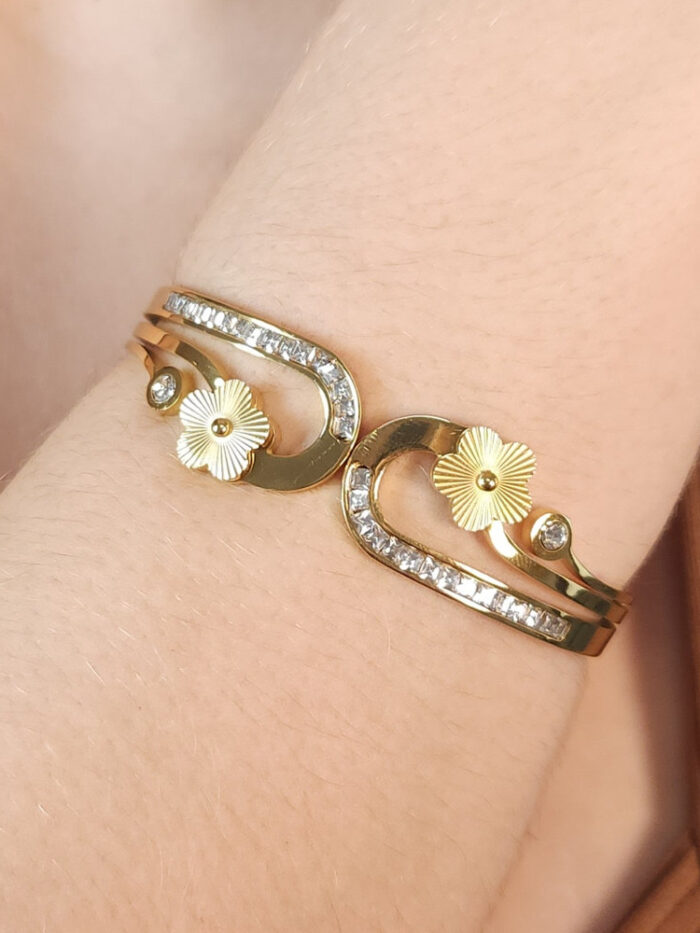 Bracelete flor com fio cravejado e ponto de luz