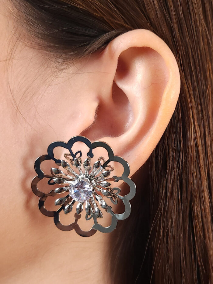 Brinco flor com ponto de luz  central