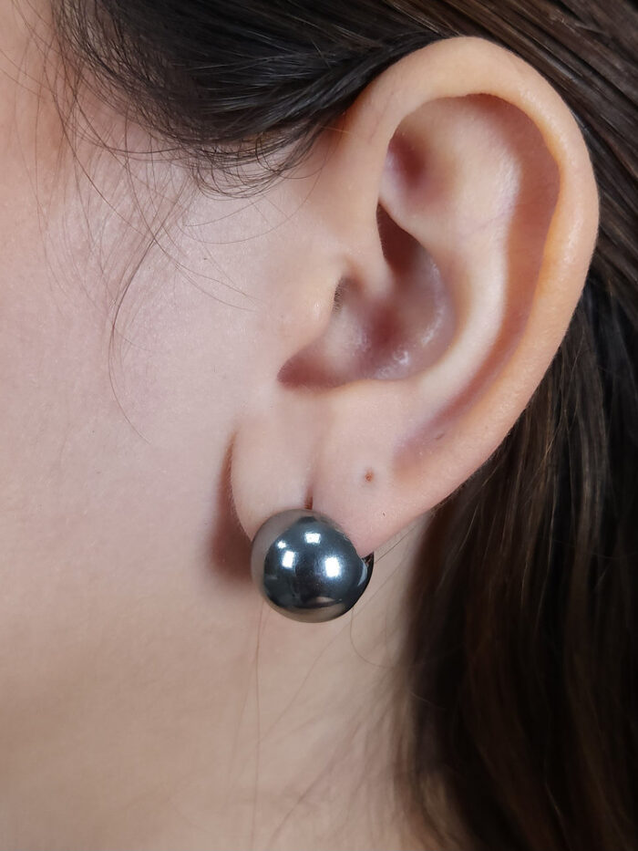 Brinco argola boleada com fecho de pressão