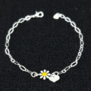 Pulseira infantil flor margarida esmeltado e coração
