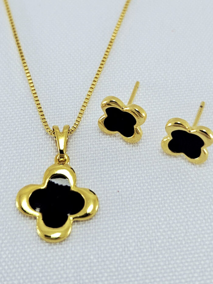 Conjunto estilo trevo preto detalhe dourado