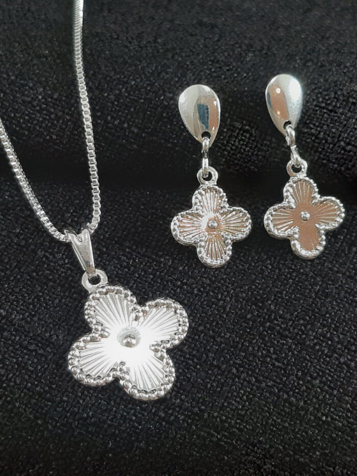 Conjunto trevo prateado detalhado