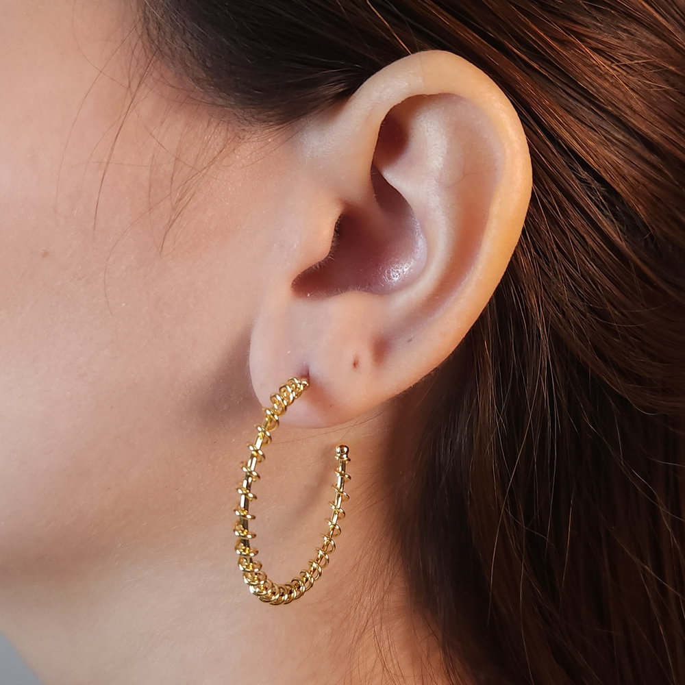 Brinco argola fio mola dourado