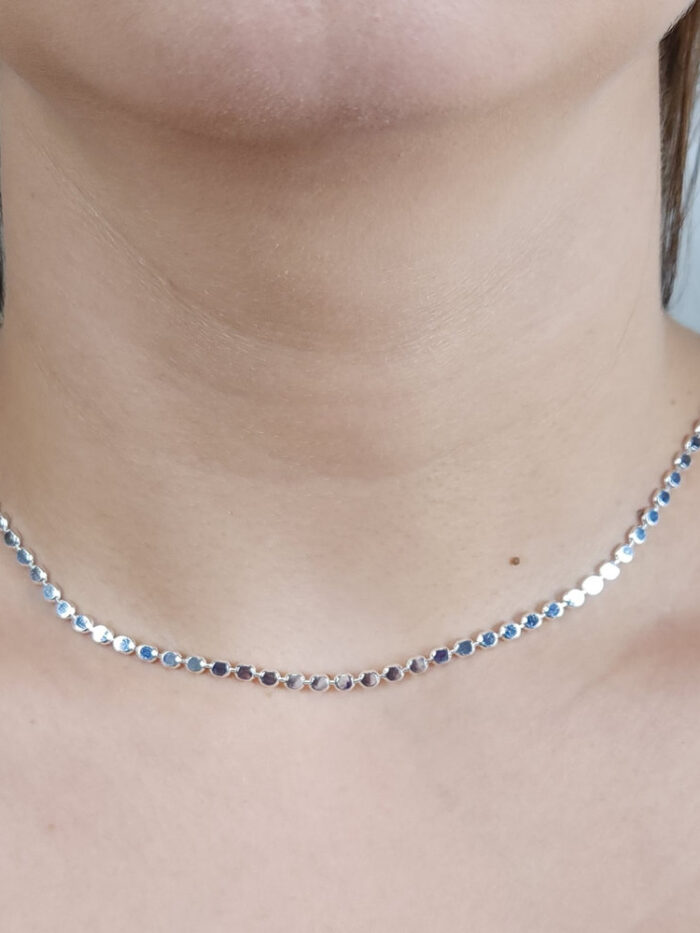 Gargantilha chocker detalhe redondo prateado
