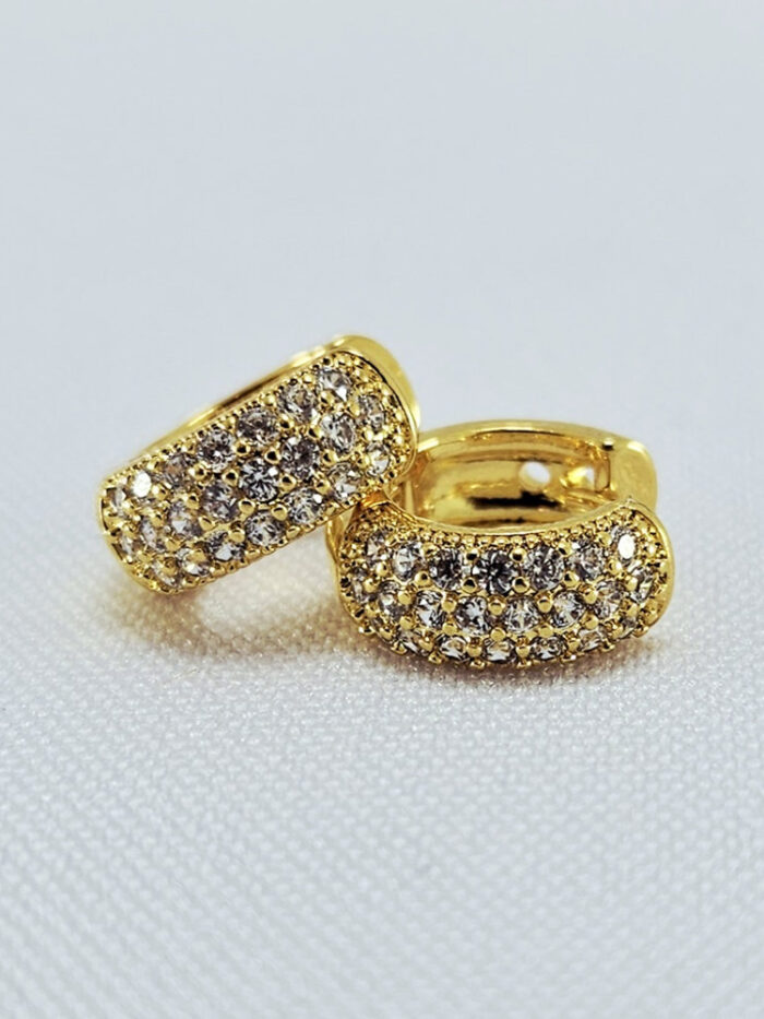 Argola dourado detalhe cravejado