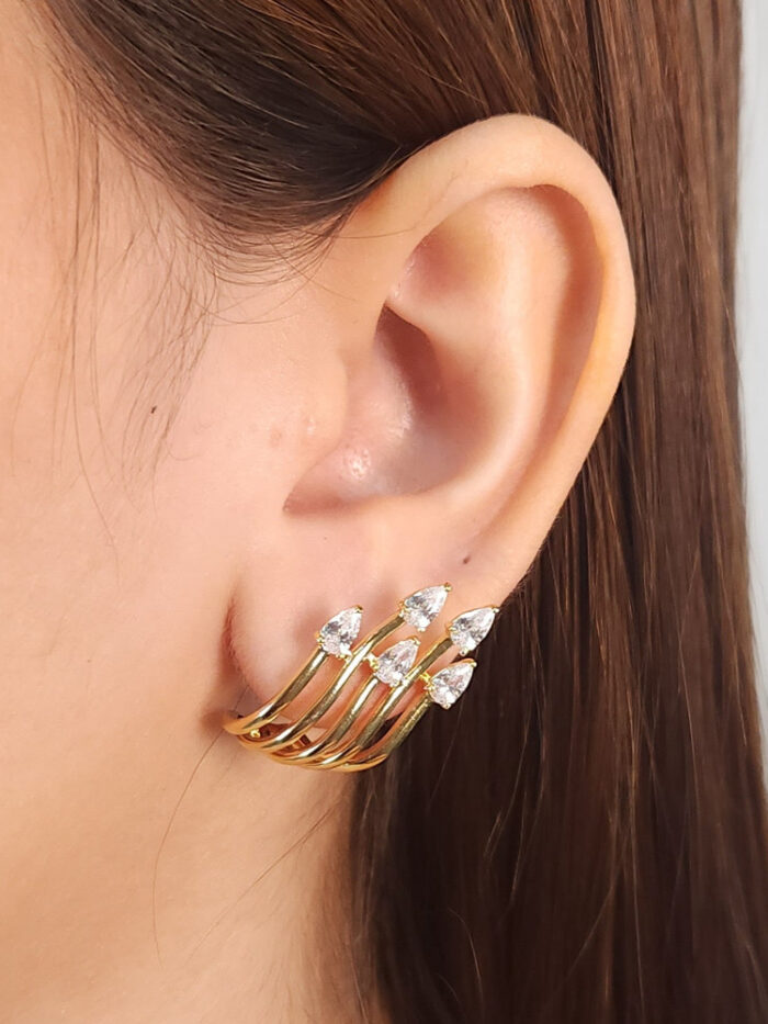 Brinco fios dourado detalhe pedra cristal